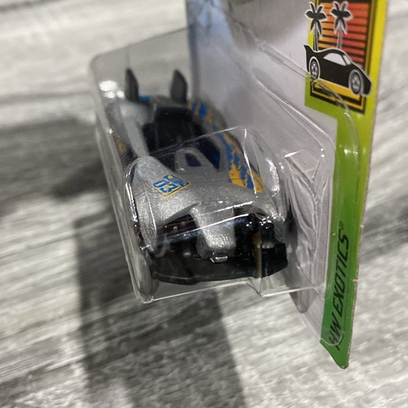 Hot Wheels | Exotics #5/10: Electro Silhouette - 1:64 Scale Die Cast - Picture 9 of 11